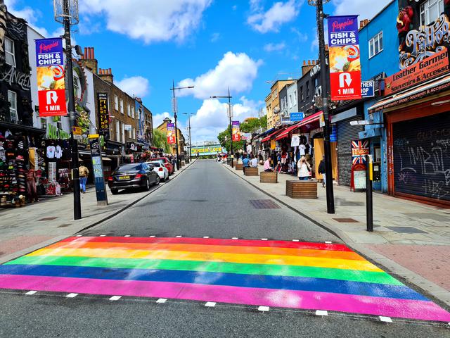画像: ロンドンのカムデン・タウンでは道がレインボーカラーに塗装されて、虹色の横断歩道が出現。