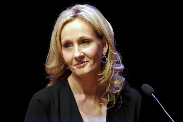 画像: J.K.ローリング、スティーヴン・キングのトランス女性支持を受けて彼を称賛したツイートを削除