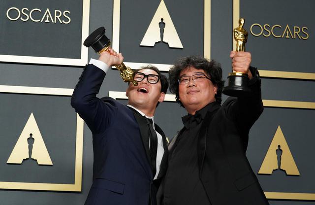 画像: 映画『パラサイト 半地下の家族』のポン・ジュノ監督(右)。