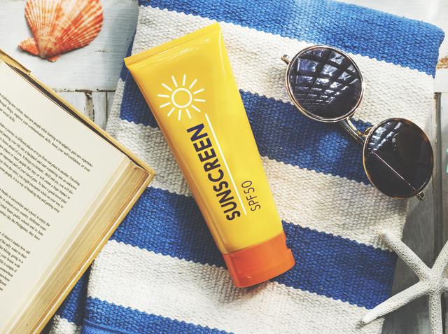 画像: SPF30以上の日焼け止めを欠かさずに塗る