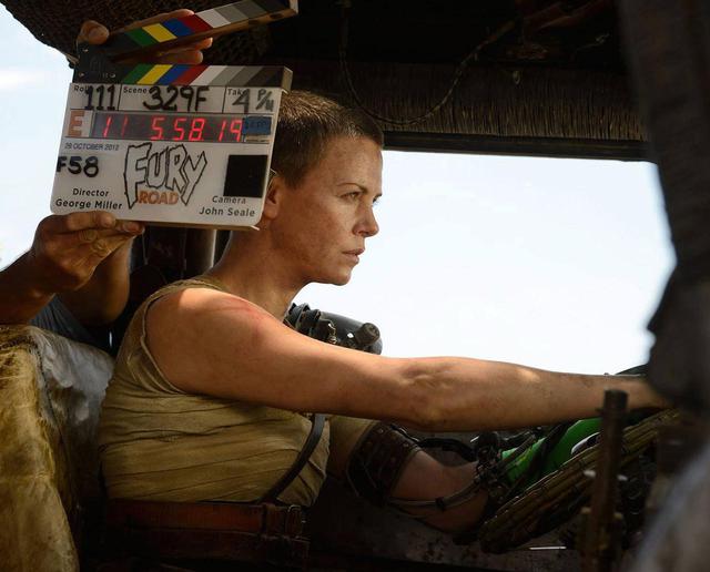 画像: 『マッドマックス 怒りのデス・ロード』撮影中のシャーリーズ・セロン。 ⒸVILLAGE ROADSHOW / Album/Newscom