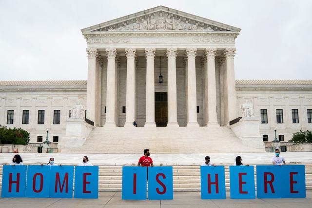 画像: DACAは「Deferred Action for Childhood Arrivals(幼少期に米国に到着した移民への延期措置)の略称。写真は2020年6月中旬、ワシントンにある 米連邦最高裁前でDACA撤廃反対を訴えるDACA支持者たち。