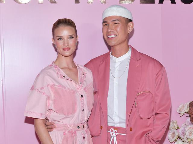 画像: 左:モデルのロージー・ハンティントン・ホワイトリー、右:メイクアップアーティストのパトリック・タ