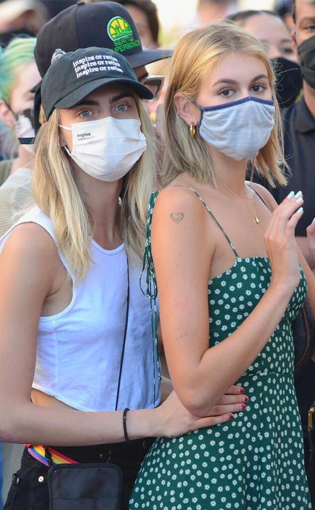 画像2: カーラ・デルヴィーニュとカイア・ガーバーが人種差別抗議デモに参加