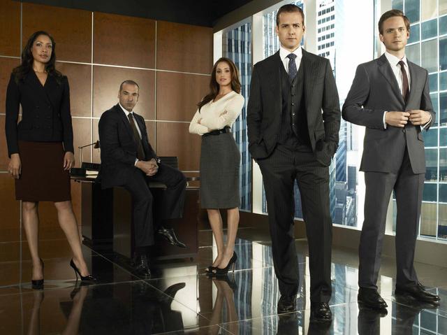 画像: ドラマ『SUITS/スーツ』より。日本版ではハーヴィーの役を俳優の織田裕二、ハーヴィーとコンビを組むことになるマイクの役を人気アイドルグループHey! Say! JUMPの中島裕翔が演じている。(※日本版では役名は違う) Photo:©︎UNIVERSAL CABLE PRODUCTIONS / Album/Newscom