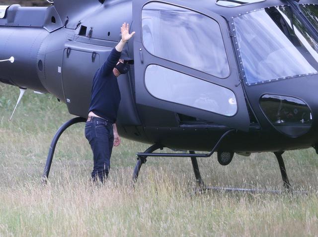 画像1: トム・クルーズがヘリコプターで突然現れる