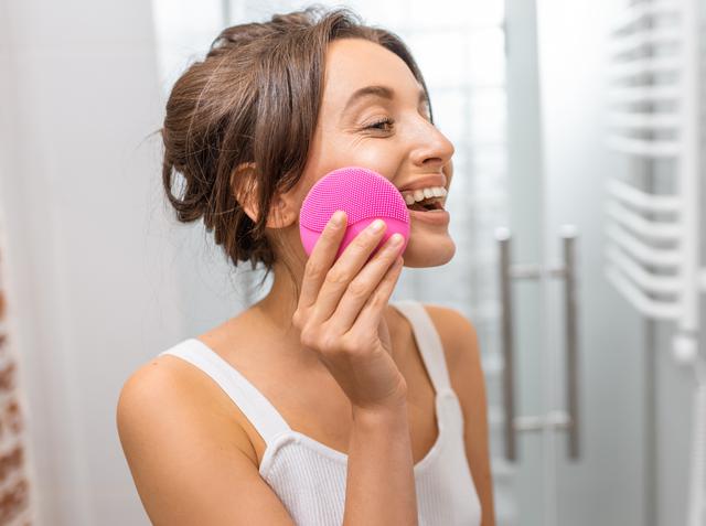 画像: 美肌のプロが電動洗顔ブラシを愛用するワケ