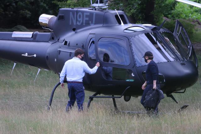 画像2: トム・クルーズがヘリコプターで突然現れる