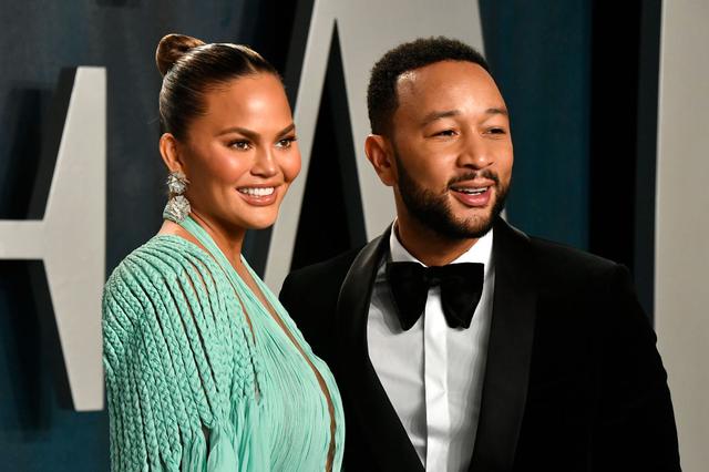画像: 夫のジョン・レジェンドと。※エンタメ界最高峰の4つのアワードである、エミー賞(Emmy Award)、ゴールデングローブ賞(Golden Globe Award)、アカデミー賞(Academy Aaward/ Oscar)、トニー賞(Tony Award)の頭文字をとった通称。