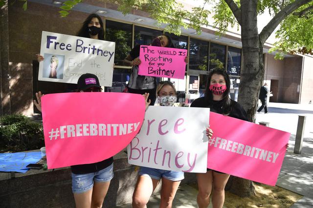 画像: 7月22日、ロサンゼルスの裁判所前で「Free Britney」のプラカードを掲げ、ブリトニーの解放=成年後見人制度の終了を訴えるファンたち。