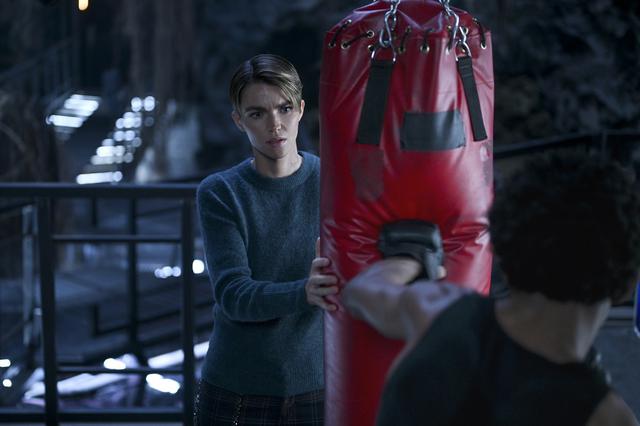 画像5: BATWOMAN TM & © DC. © 2020 Warner Bros. Entertainment Inc. All rights reserved. 『BATWOMAN/バットウーマン』<シーズン1>8/19からDVDレンタル&配信スタート