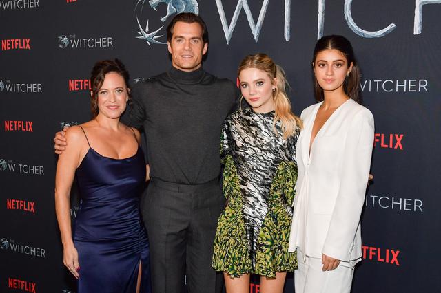 画像: 左から、ローレン・シュミット・ヒスリック、ヘンリー・カヴィル、フレイヤ・アーラン、 アーニャ・シャロトラ