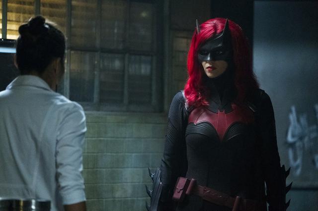 画像1: BATWOMAN TM & © DC. © 2020 Warner Bros. Entertainment Inc. All rights reserved. 『BATWOMAN/バットウーマン』<シーズン1>8/19からDVDレンタル&配信スタート