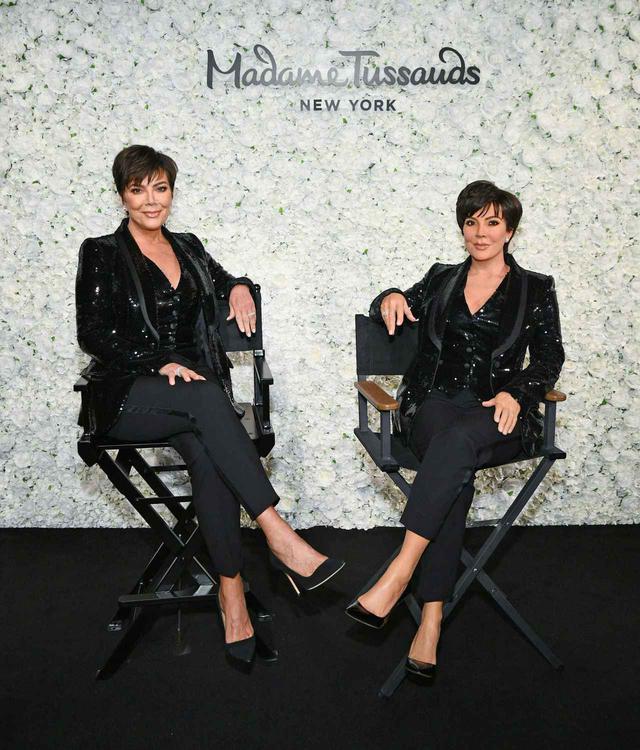 画像: 左が本物のクリス・ジェンナーで、右がろう人形のクリス・ジェンナー。あまりにもそっくりすぎてホラー!? Photo:©︎Kriss Jenner/Instagram