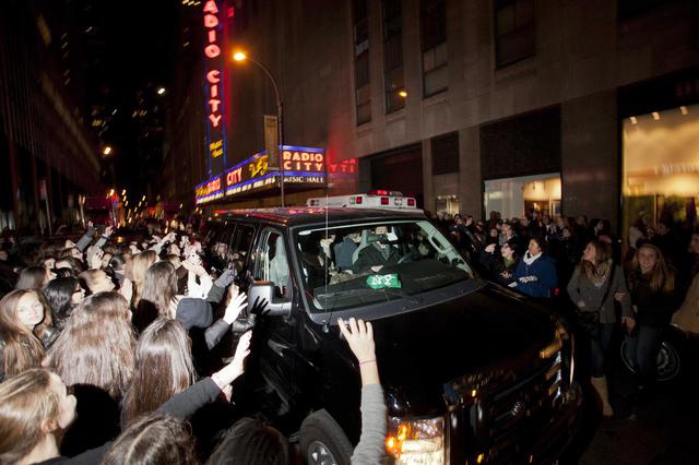 画像: 2012年、NYでのパフォーマンス会場を後にしようとする1Dメンバーの車両。