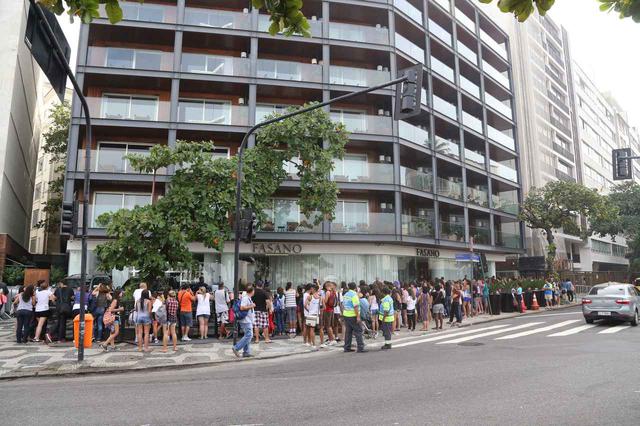 画像: ブラジル公演の前日、ボーイズの滞在ホテル前はこの人だかり。