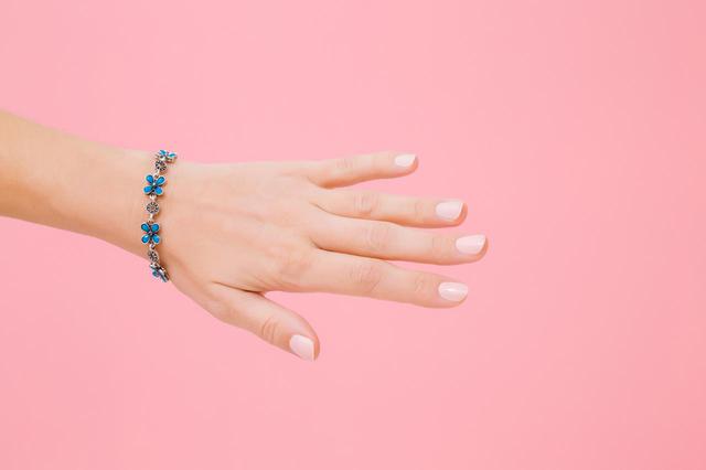 画像: コツ2.スポンジやブラシではなく“指”を使う