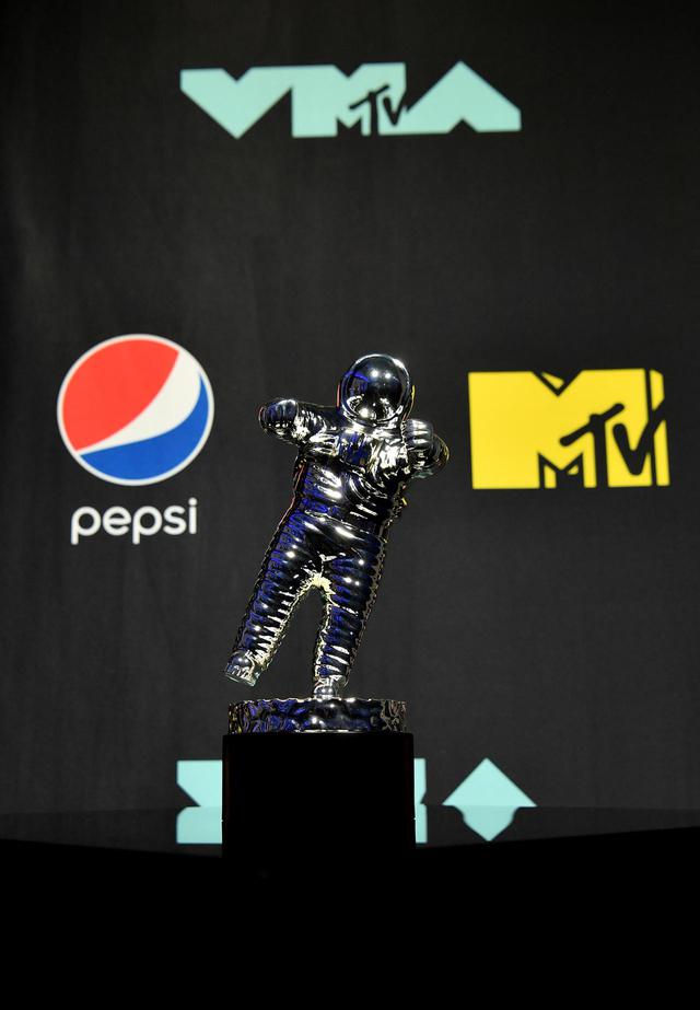 画像: MTV VMAでパフォーマンスを行なうのは?