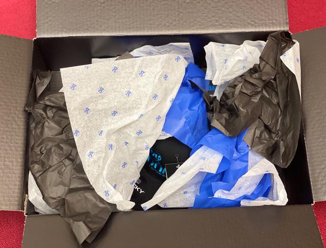 画像: “DCの扉”を開けてまずは目に飛び込んできたのは、青白のDCカラー。DCロゴがプリントされたラッピングペーパーがかわいすぎる。