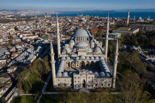 画像: イスタンブール旧市街にあるスレイマニエ・モスク。アンバーが実際にどのモスクを訪れたかは明かされていない。