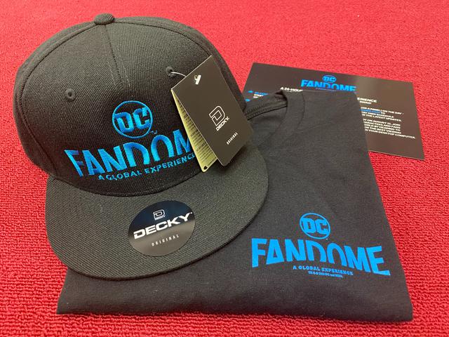 画像: まずこちらは、DCファンドームのグッズ。イベントのロゴが入ったキャップはスナップバック。Tシャツは左の胸元にロゴがプリントされている。