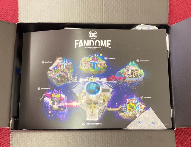 画像: ラッピングペーパーを取り除くと、DCファンドームの巨大なマップが出現。今回はホール・オブ・ヒーローズを中心に、5つのバース(世界)に枝分かれしており、各バースのテーマに合ったコンテンツが24時間にわたって配信される。