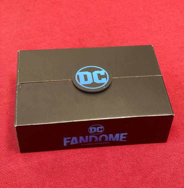 画像: まるで「この扉を開けてDCの世界へようこそ」と言うかのように、DCのロゴがドアの取っ手のようについた箱が編集部に到着。両側面にはDC FanDomeのロゴが。