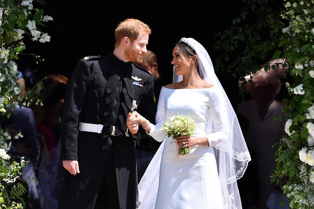 画像: ウィンザー城内の聖ジョージ礼拝堂で結婚式を挙げたハリー王子とメーガン妃
