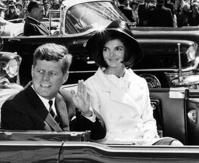 画像: 第35代アメリカ合衆国大統領のジョン・F・ケネディ大統領とジャッキーの愛称で親しまれた妻のジャクリーン・ケネディ。ケネディ元大統領は、在任中の1963年11月22日にテキサス州ダラスでのパレード中に銃撃され死亡した。