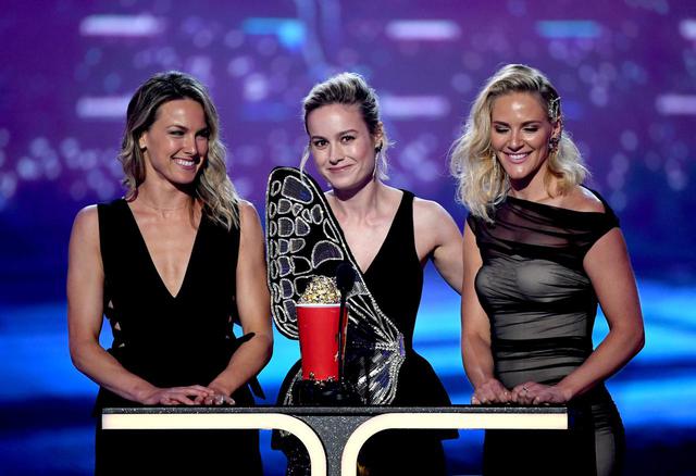 画像: 左から、レネー・マネーメイカー、ブリー・ラーソン、ジョアンナ・ベネット。