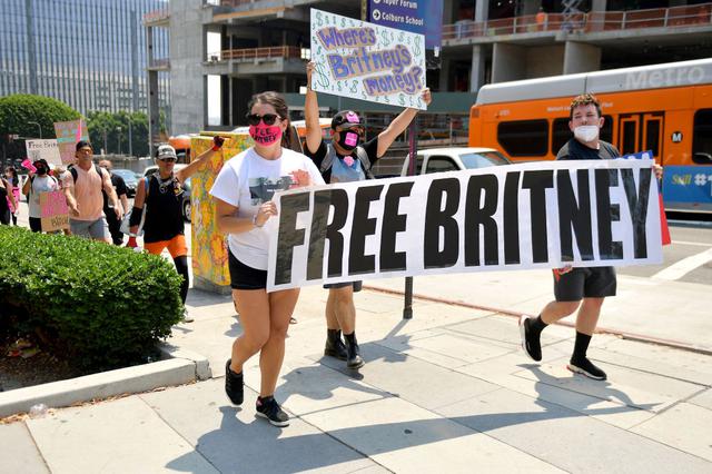 画像: 米現地時間8月19日にロサンゼルス裁判所の前で「#Free Britney」の抗議デモを行うファンたち。