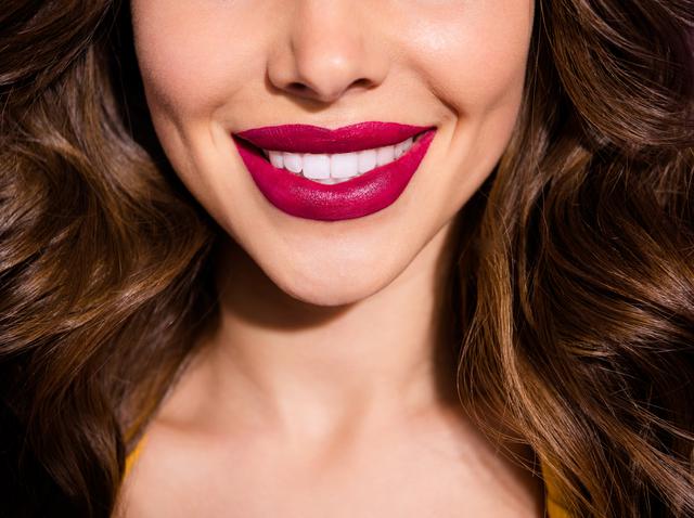 画像: ブルネット系ヘアには深みカラーのリップ