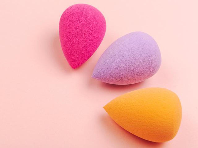 画像: クリームチークに指を使わない!