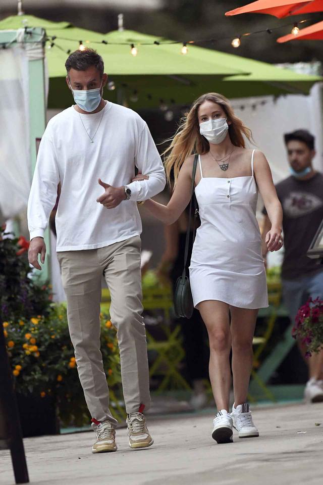 画像1: “新婚”ジェニファー・ローレンスが夫とデート