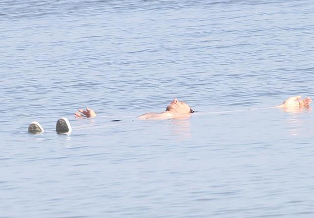 画像4: ヒュー・ジャックマンが海で肉体美を披露