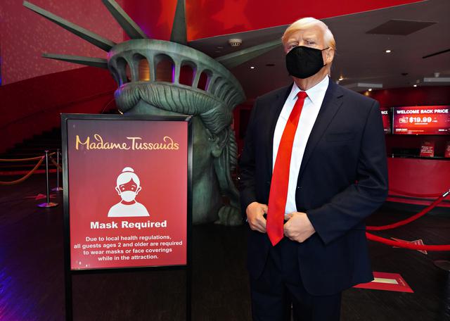 画像: 来館者は2歳以上はマスク必須。ドナルド・トランプ米大統領のろう人形もマスクを着けてゲストをお出迎え。