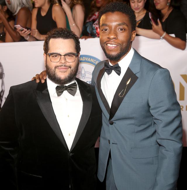 画像: チャドウィック・ボーズマンとジョシュ・ギャッド、2018年のNAACPイメージ・アワードにて。