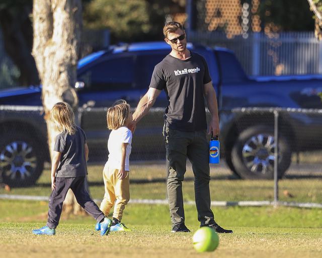 画像2: クリス・ヘムズワースが子供たちとサッカー