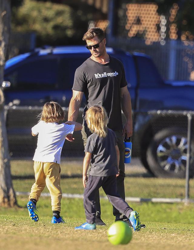 画像3: クリス・ヘムズワースが子供たちとサッカー