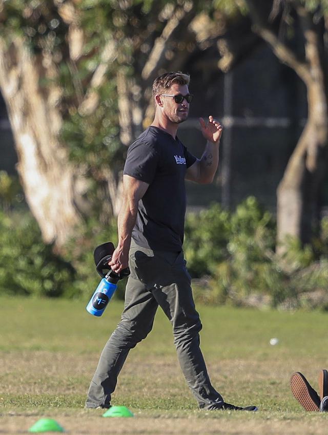 画像1: クリス・ヘムズワースが子供たちとサッカー