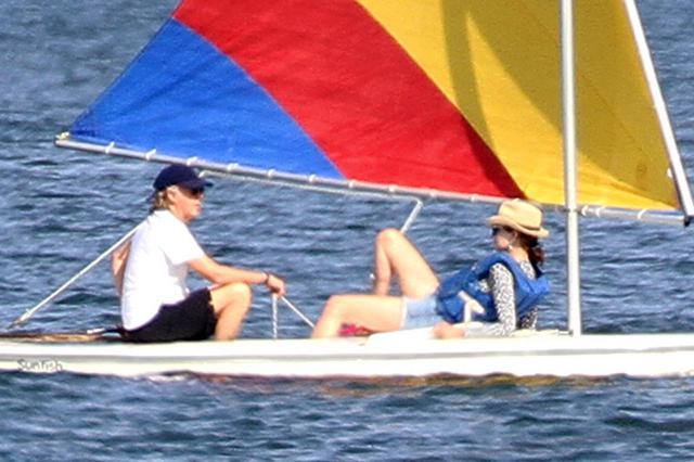 画像3: ポールと妻ナンシーが湖上デート