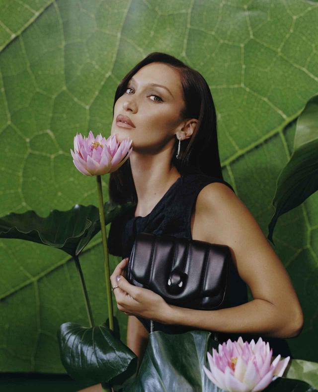画像1: ベラ・ハディッドが「AMBUSH X BVLGARI」コレクションの顔に