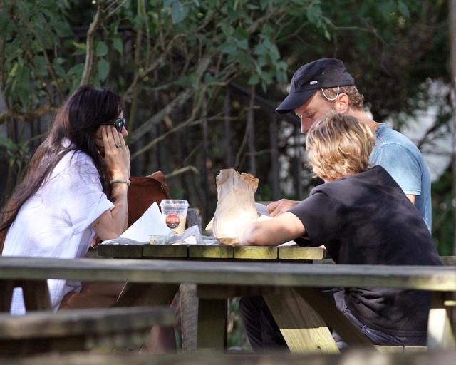 画像3: クリス・マーティン親子とダコタ・ジョンソンが仲良くランチ