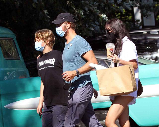 画像1: クリス・マーティン親子とダコタ・ジョンソンが仲良くランチ