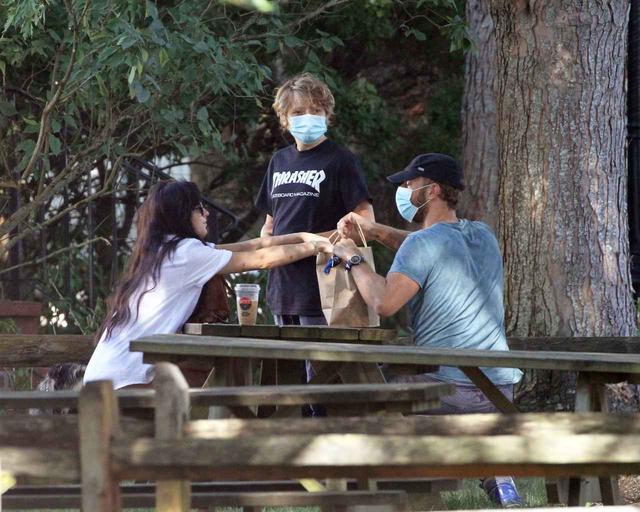 画像2: クリス・マーティン親子とダコタ・ジョンソンが仲良くランチ