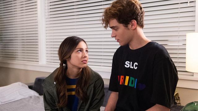 画像: ジョシュア・バセット演じるリッキーは、LGBTQ+のアライであることが分かるプライドTシャツを愛用。
