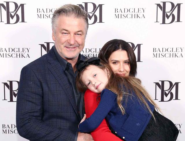 画像: アレック・ボールドウィンと妻でヨガインストラクターのヒラリア・ボールドウィン、そして娘のカルメンちゃん。