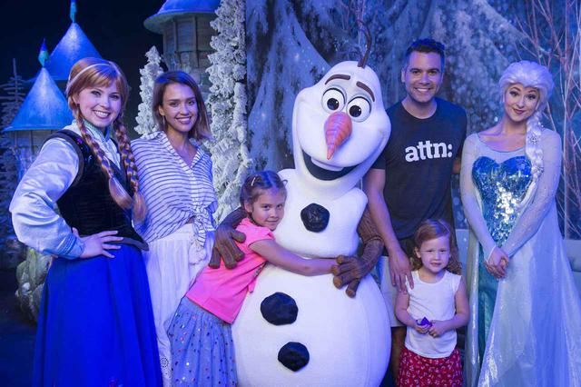 画像: 2015年にディズニー・ワールドを訪れた際のジェシカとキャッシュ、そして2人の子供達。