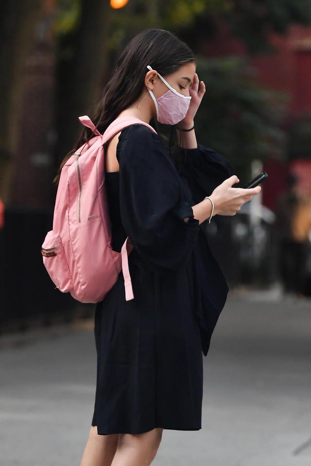 画像2: スリ・クルーズがスマホ片手に大人びた表情を見せる