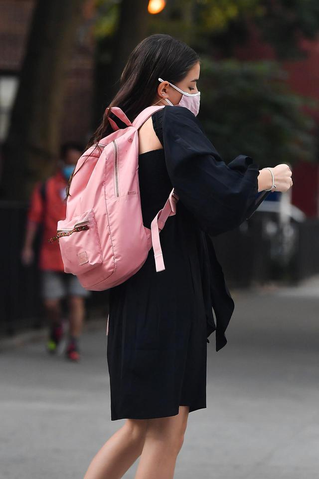画像1: スリ・クルーズがスマホ片手に大人びた表情を見せる